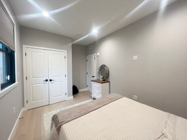 Building Photo - 360 Meridian St