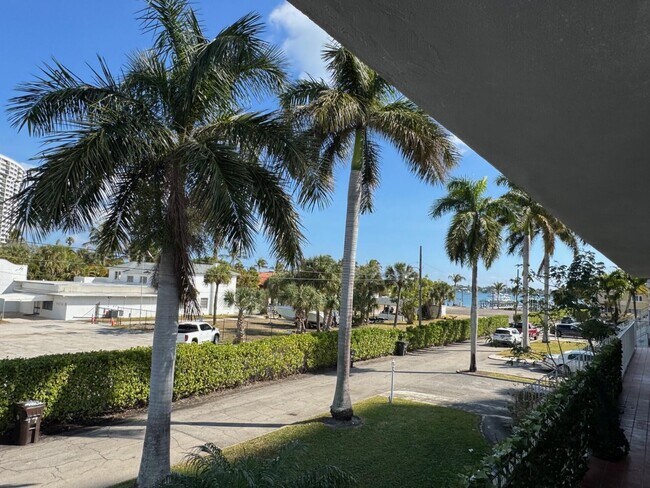 Building Photo - 4800 N Flagler Dr