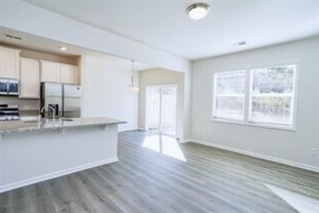 Building Photo - Spacious 3/2.5 Townhome Available February...