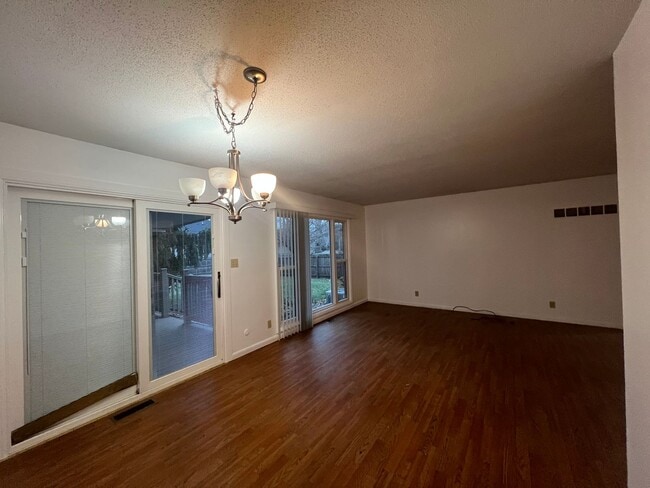 Building Photo - 3 Bedroom 2 Full Bath and a Short Walk to ...