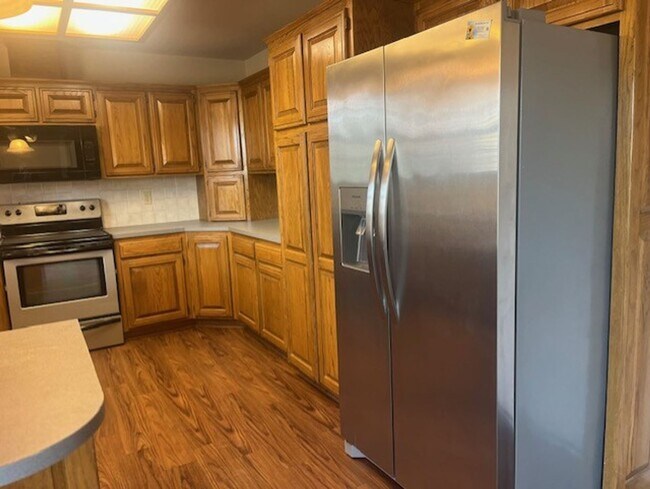 Building Photo - 2 Bedroom Duplex Rogers!