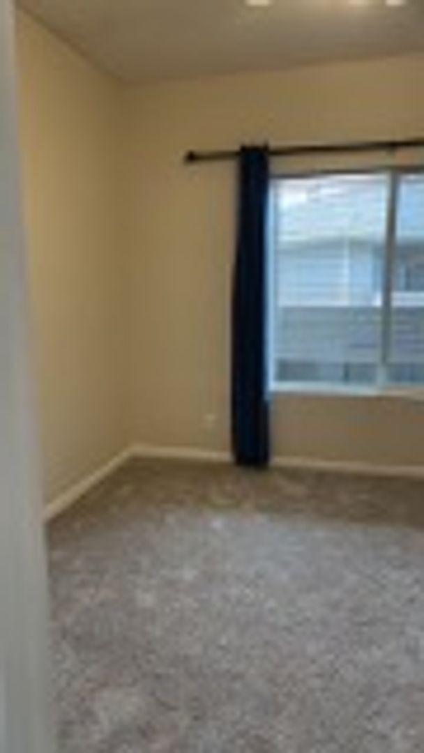 Building Photo - Cozy 1-Bedroom Condo | Low-Maintenance Living in a Great Location