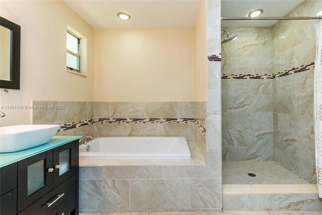 Building Photo - 1529 Bayview Dr