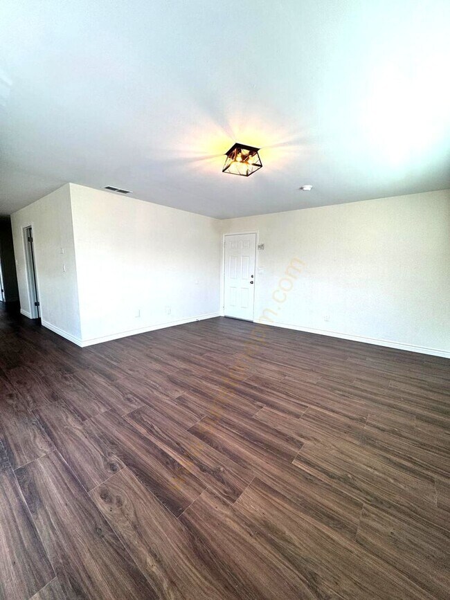 Building Photo - 728 E Grand Ave