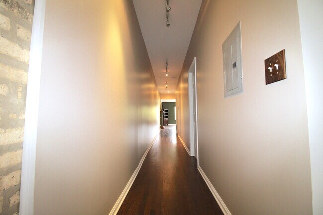 Building Photo - 1517 W Jonquil Terrace