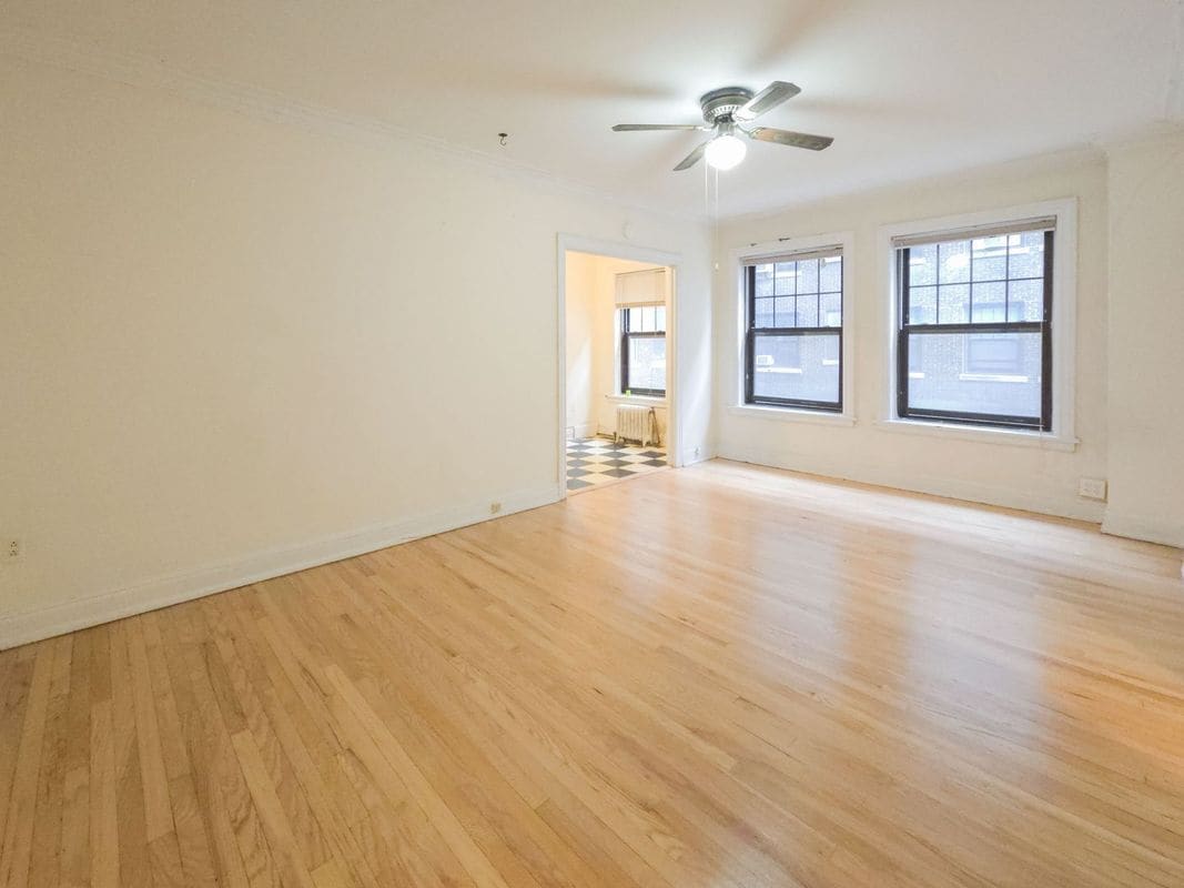 Building Photo - 540 W Briar Pl