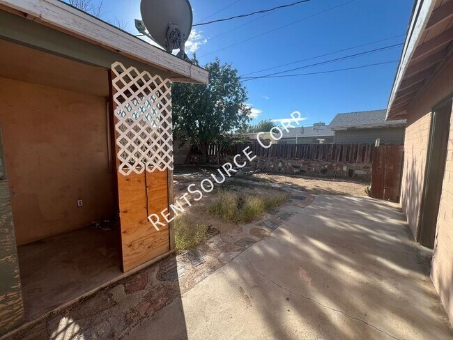 Building Photo - 808 Arville Ave