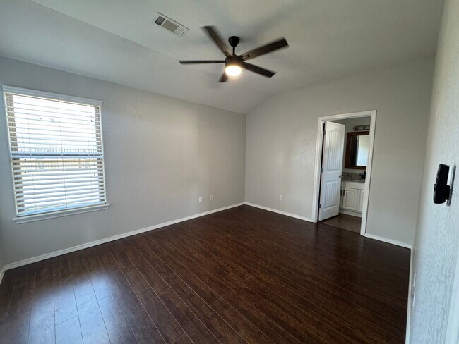 Building Photo - Adorable 3 Bedroom, 2 Bathroom Home for Rent!