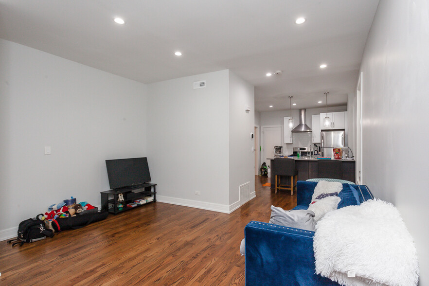 Building Photo - 2045 N Wolcott Ave
