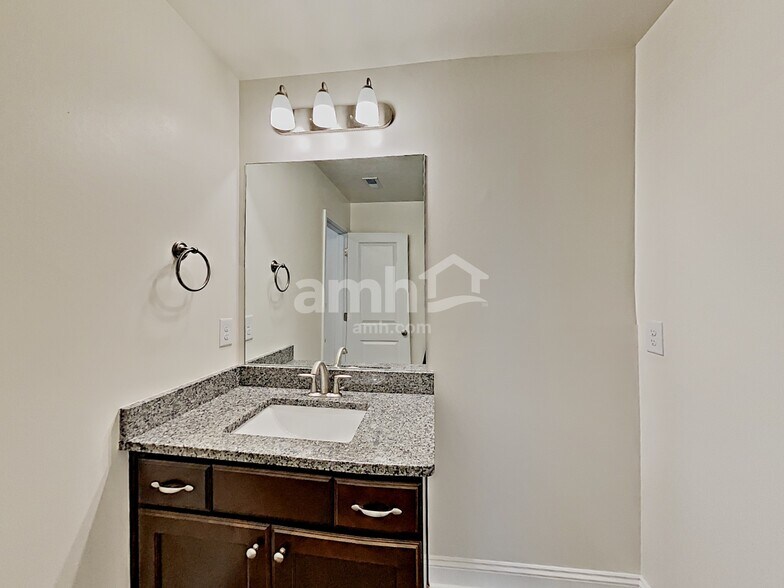 Building Photo - 2103 Leafmore Ct SE