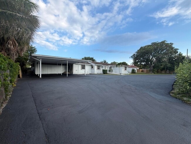 Building Photo - 202 Palm Ct