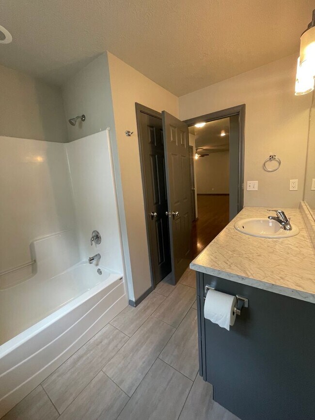 Building Photo - 3 Bedroom 2 Bath House South Springfield