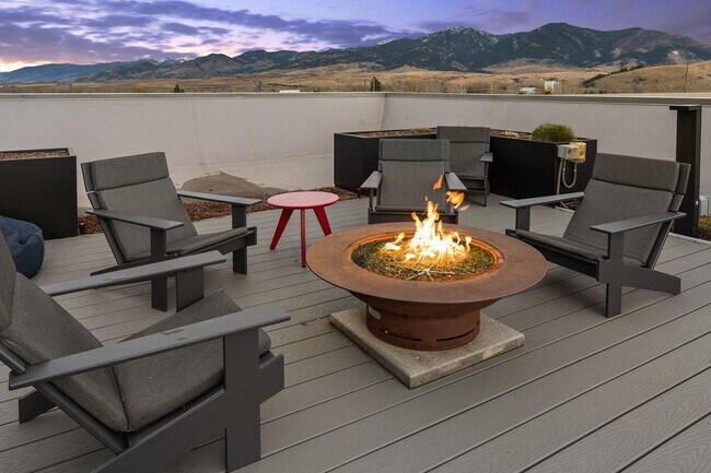 Building Photo - 221 E Oak St