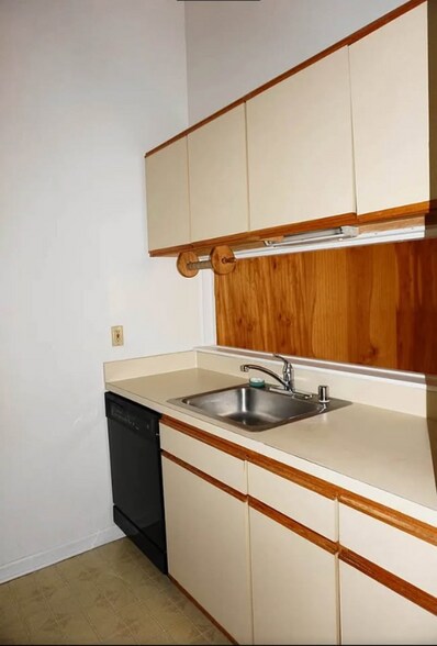 Building Photo - 6 Banyan Wood Ct