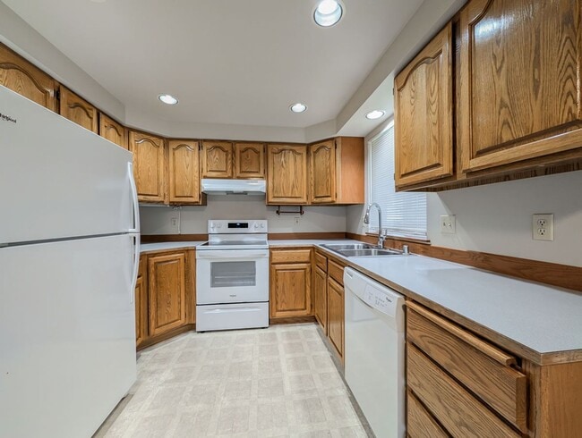 Building Photo - 3 bed, 2 bath Ramber with 2 Car Garage & Fenced yard!