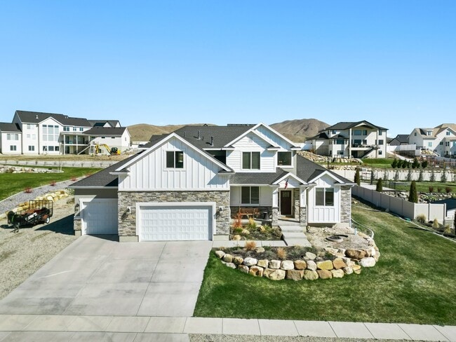 Building Photo - 2795 E Lakeside Dr