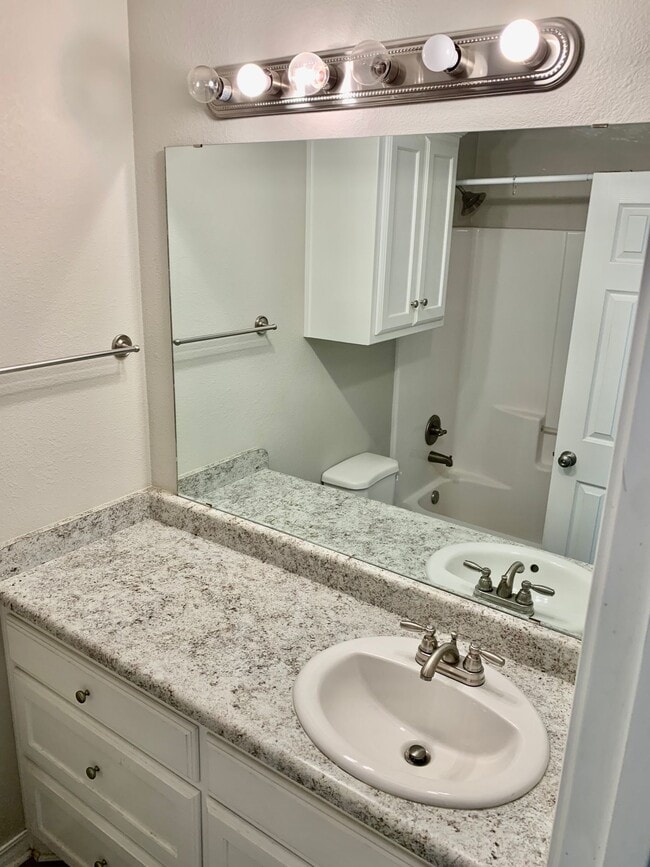 Building Photo - 2 Bed 2 Bath Duplex!