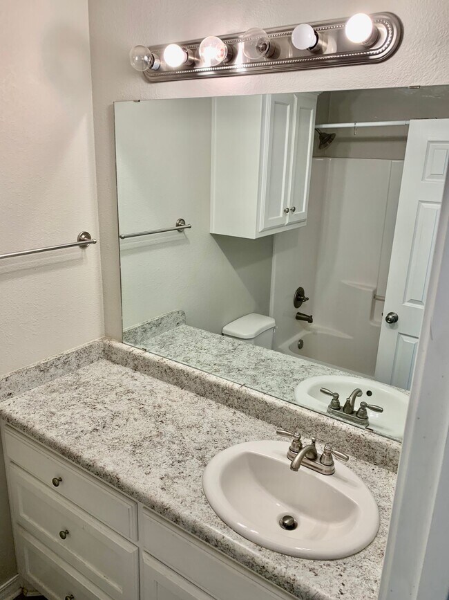 Building Photo - 2 Bedroom 2 Bath Duplex.