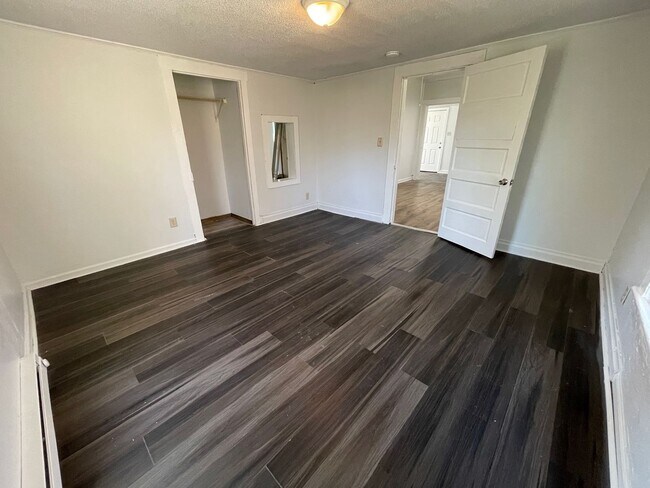 Building Photo - 2 bedroom bungalow in convenient Hillsboro...