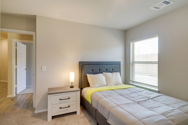 Building Photo - 2003 Buckland Holw Trl