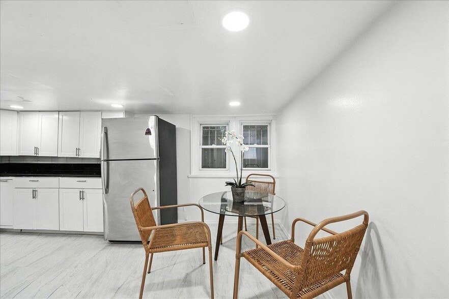 Building Photo - 283 Griffith St