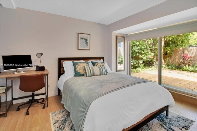 Building Photo - 833 W 39th St