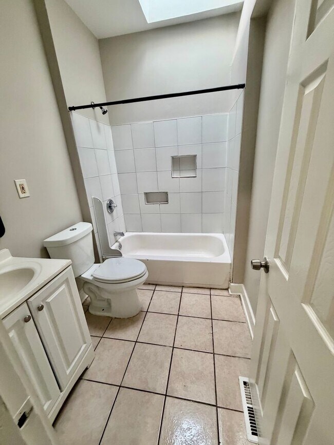 Building Photo - Large Wolcott Home Rent Ready