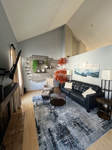 Living Room with vaulted ceiling - 3055 Lake Shore Dr
