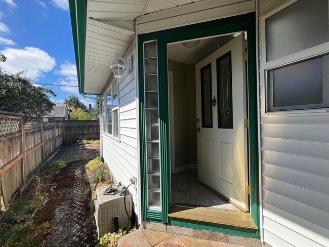 Building Photo - 4019 SE 66th Ave
