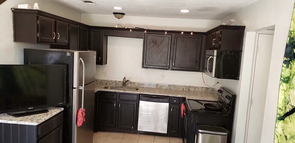 Building Photo - 2756 Sunset Strip Dr