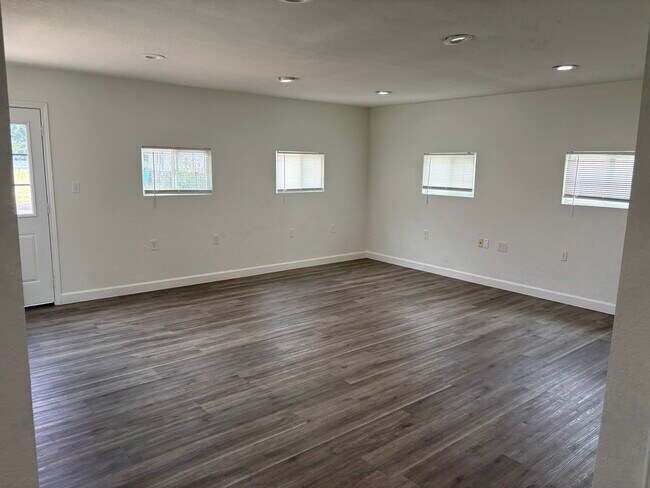 Building Photo - 15915 Mueschke Rd