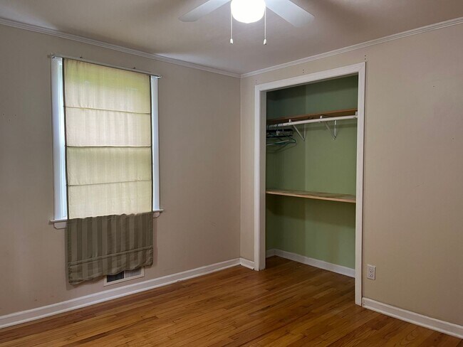Building Photo - Single-level, 2-beds 1-bath house in New B...