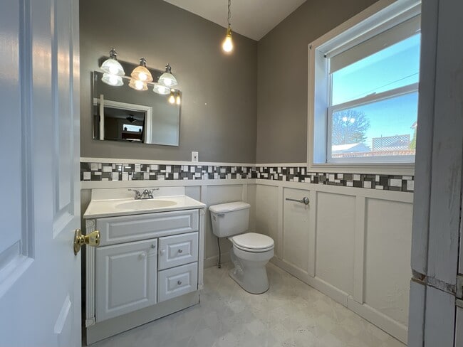 Building Photo - 1950 Bennett St