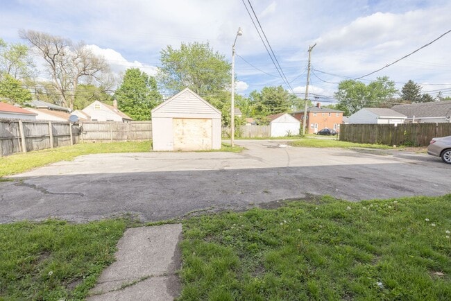 Building Photo - 3086-3092 Grasmere Ave