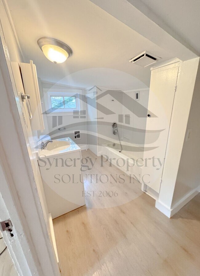 Building Photo - One Bedroom House Available Now