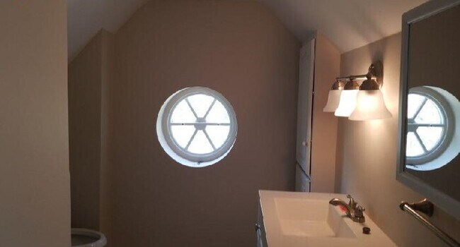 Building Photo - Beautiful Home Ready for Move-in