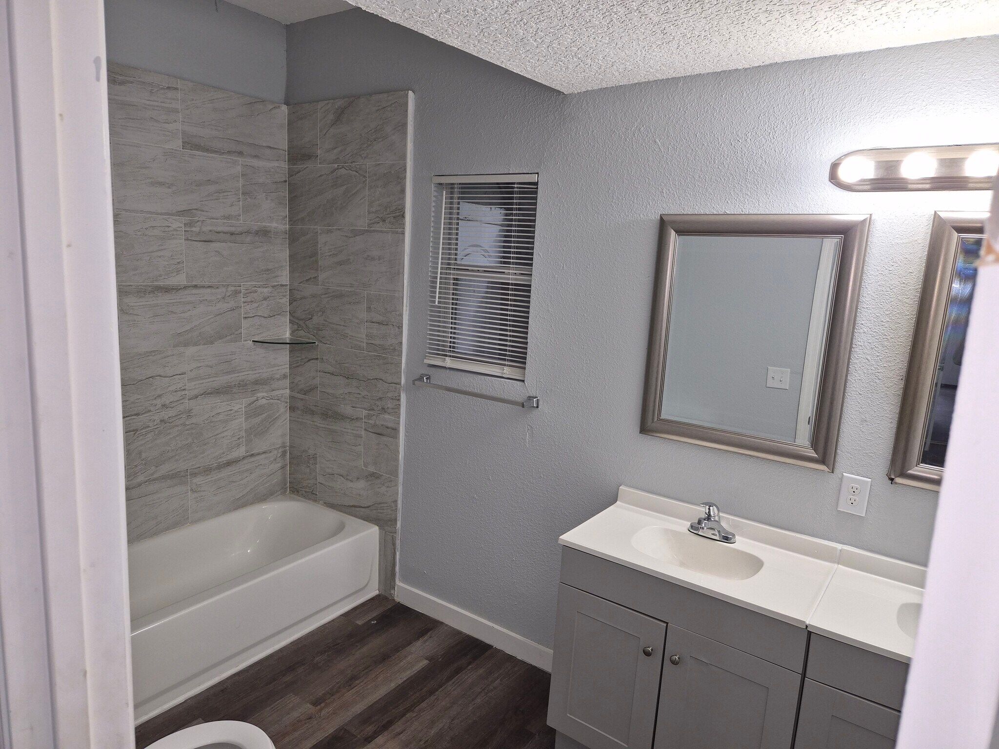 Building Photo - 211 E 17th St