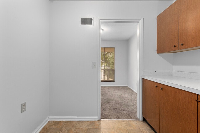 Building Photo - 418 W 89th St