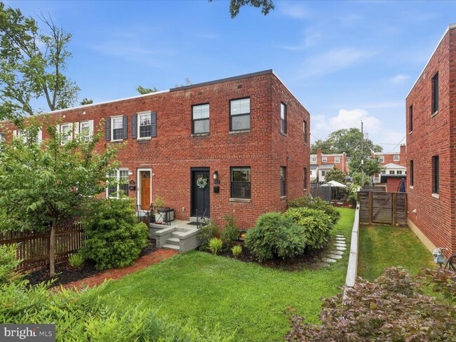 Building Photo - 625 S Henry St