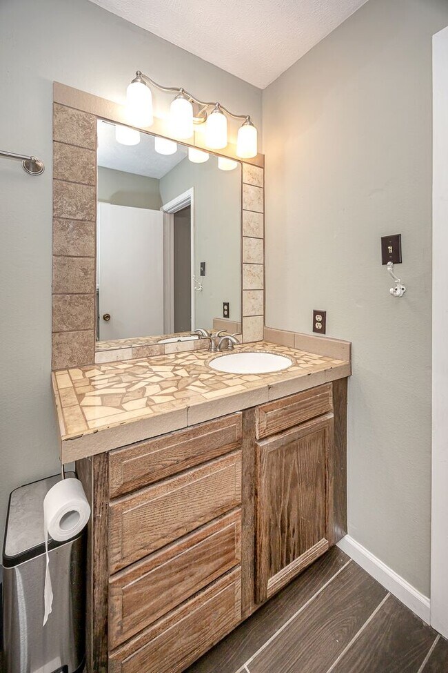 Building Photo - Move in ready 3 Bed 2 Bath Home in East Central School District!