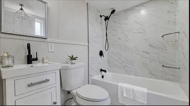 Building Photo - 121 W Moore St