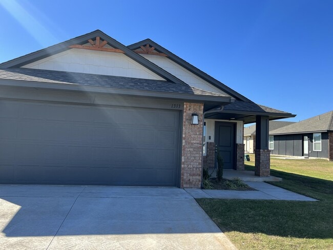 Building Photo - 1313 Sycamore Cir