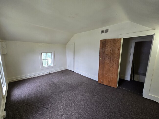 Building Photo - 820 Logan Ave