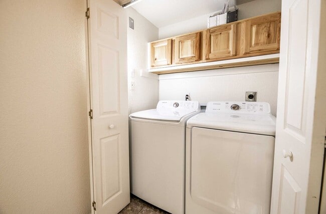 Building Photo - Cute 2 Bedroom Condo FOR RENT!