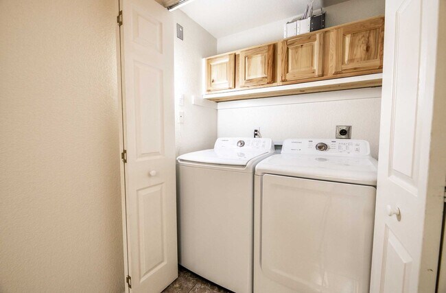 Building Photo - Cute FURNISHED 2 Bedroom Condo FOR RENT!