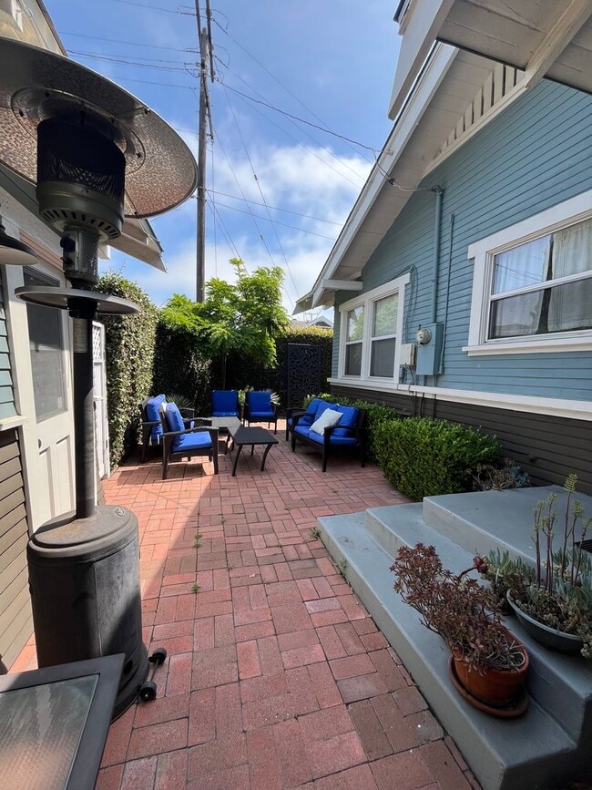 Building Photo - House: 2 Bedroom with Den , 2 Bath and pri...
