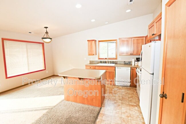 Building Photo - 3041 NE Canoe Ct