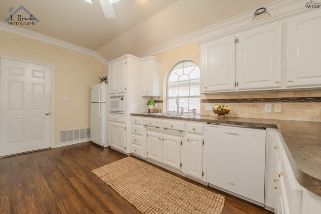 Building Photo - 3037 Cunningham Dr