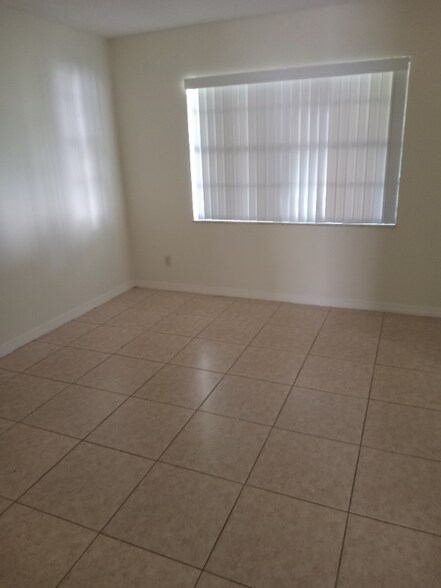 Building Photo - 761 Maderia Ct