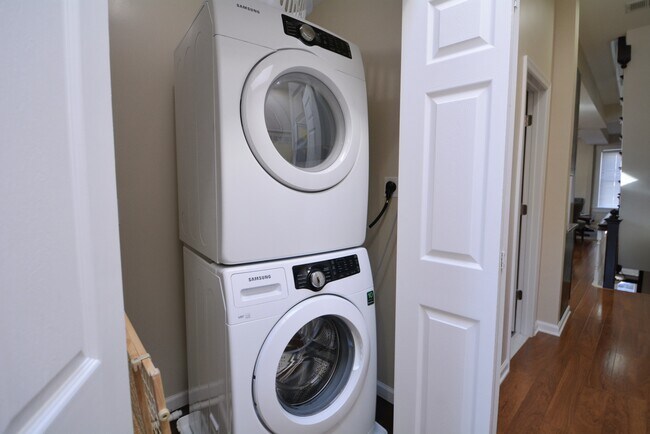 Building Photo - 118 3rd St SE